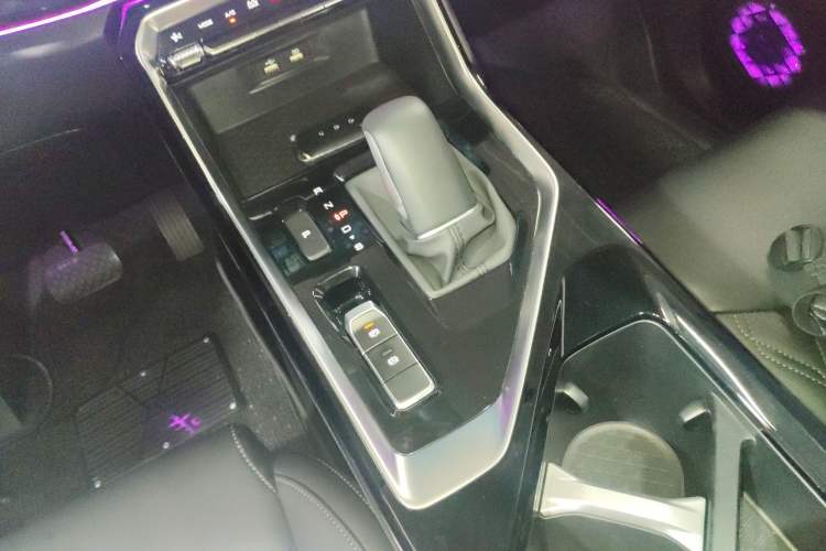 Used Wuling Asta 2022 2.0L DHT Electric-Speed Version
