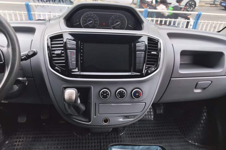 Used SAIC MAXUS Xintu V80 2019 2.5T Classic Model 6-Speed Manual – Aoyuntong Modified Version Short Wheelbase Ultra-Low Roof 5/6 Seats