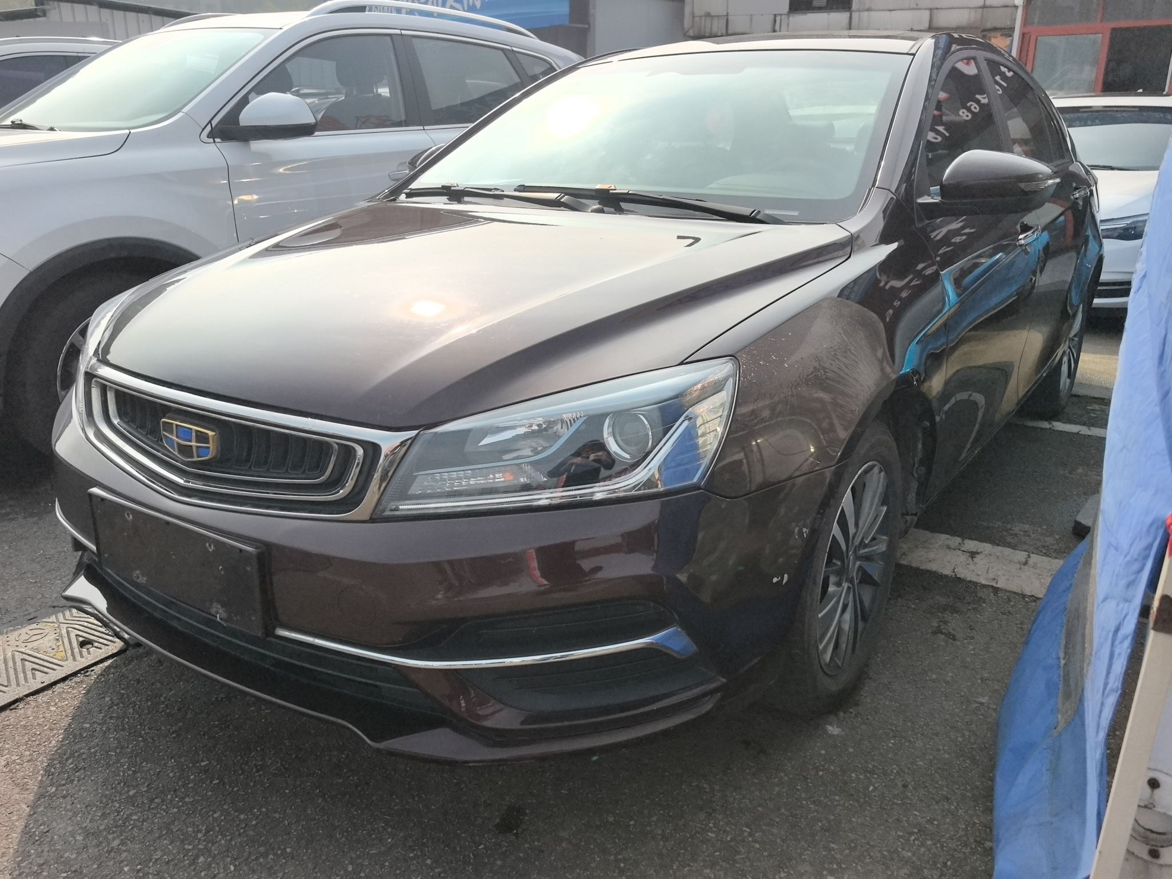 تحت مقدمة السيارة