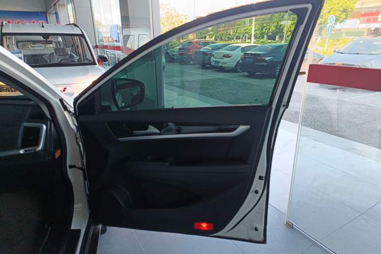 Used Dongfeng Aeolus AX7 2016 2.0L Automatic Zhiyi Trim
