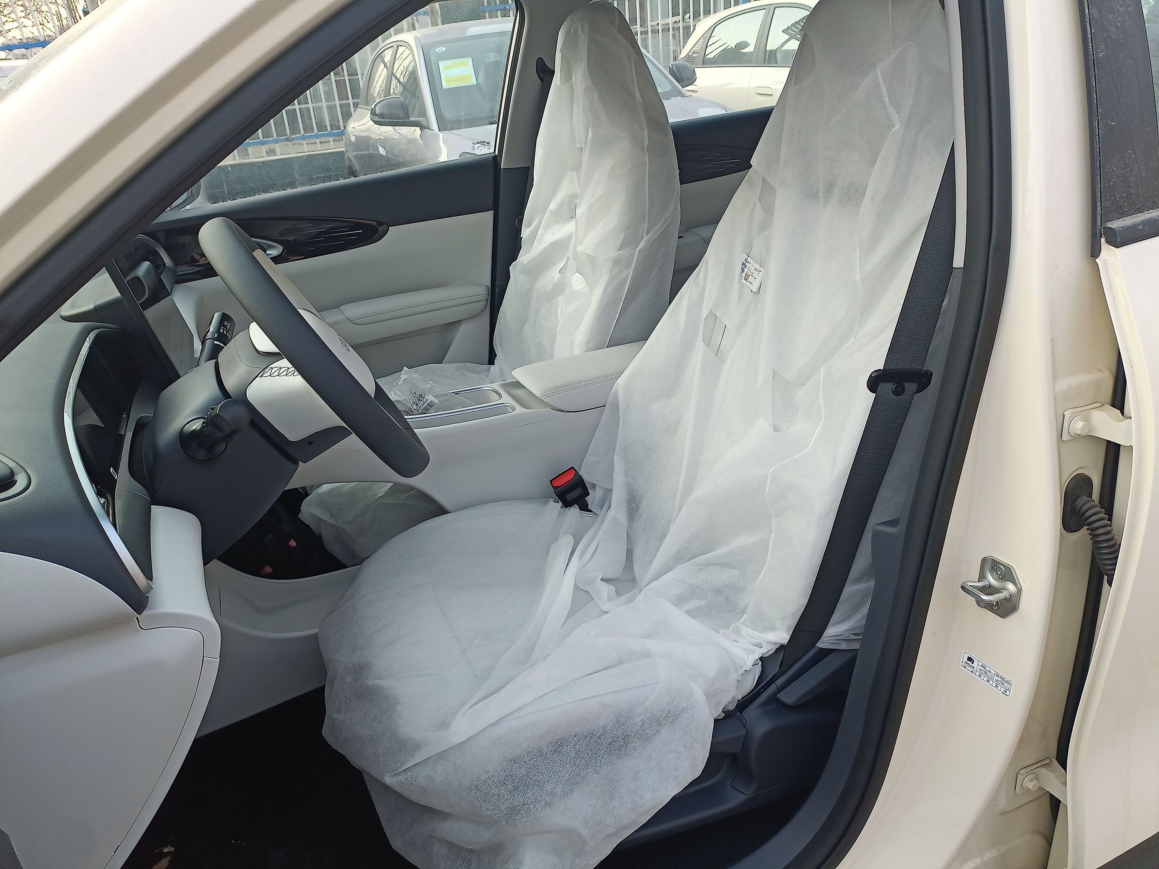 المقاعد الأمامية داخل السيارة