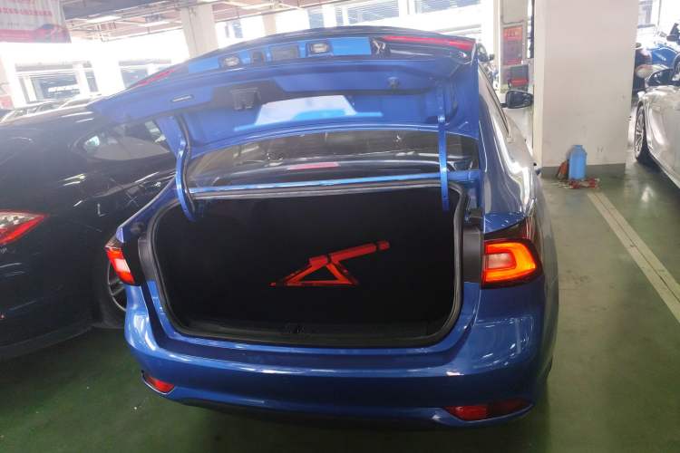 Used Roewe i5 2019 GL 20T Automatic 4G Connected & Ultra-Cool Play Edition
