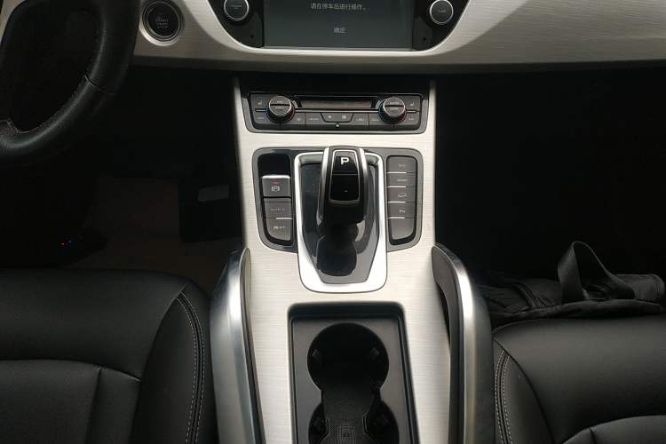 Used Geely Auto Emgrand X7 Sport 2020 1.8TD DCT Two-Wheel Drive Smart Connect 4G-Enabled Version
