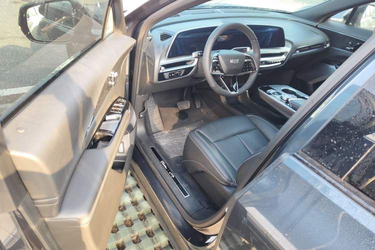 Used Cadillac LYRIQ 2024 Rear-Drive Standard Range Luxury Edition
