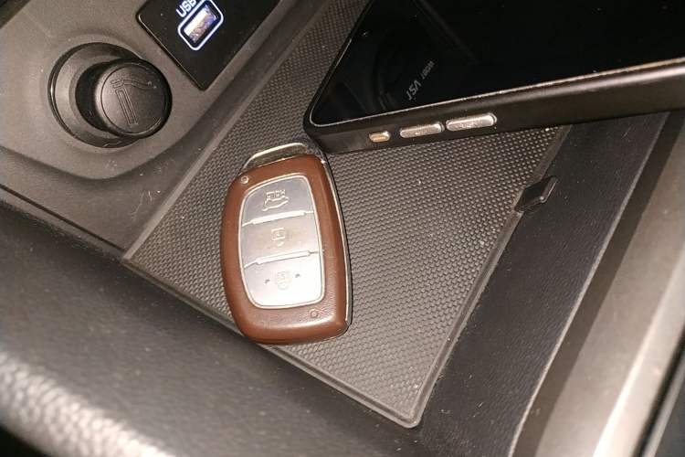 Used Hyundai ix25 2015 1.6L Automatic Two-Wheel-Drive Deluxe DLX Model
