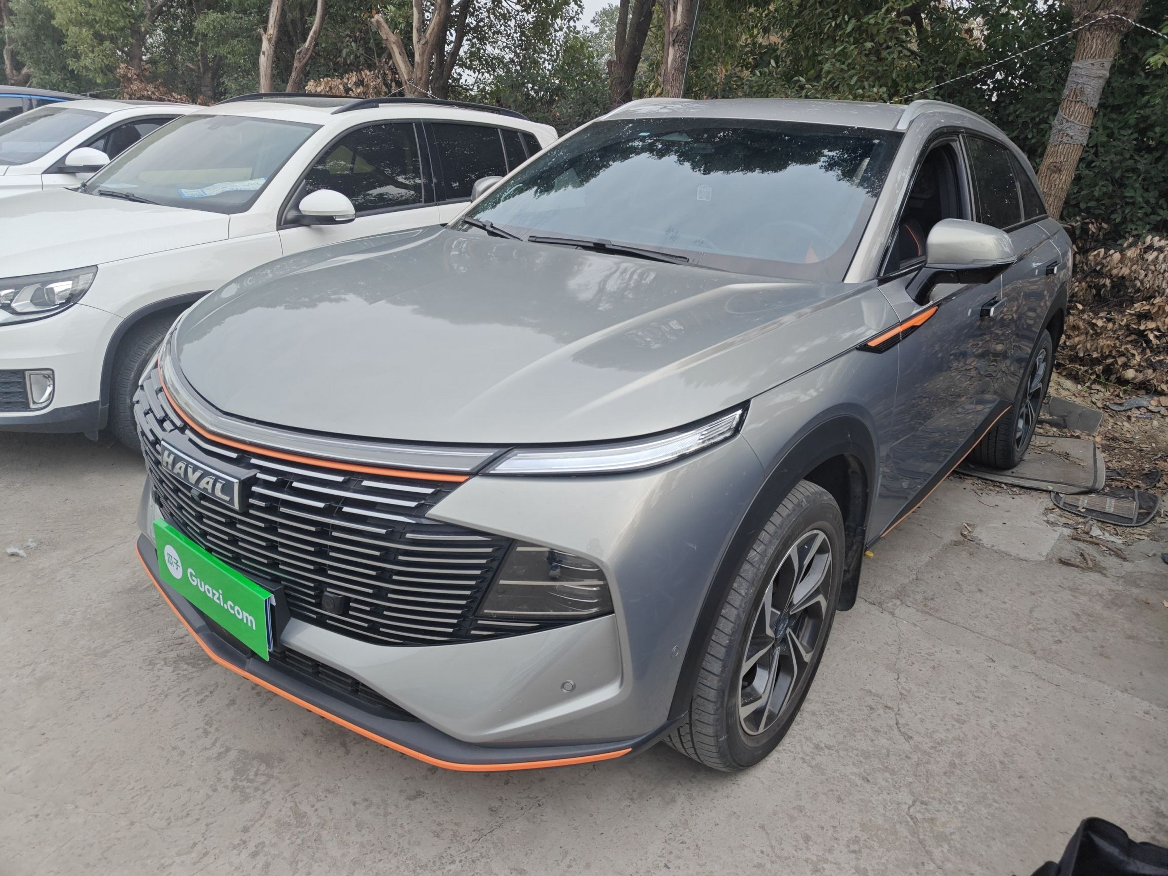 Под передней частью автомобиля