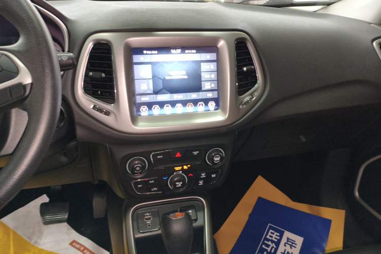 Used  Compass 2019 220T Automatic Enjoyment Version
