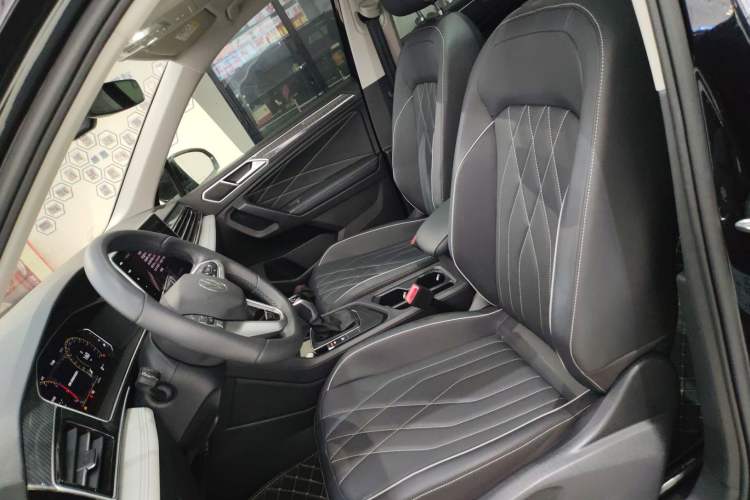 Used Volkswagen Tiguan L 2024 Outstanding Model 330TSI Automatic Two-Wheel Drive R-Line Dragon Glory Edition
