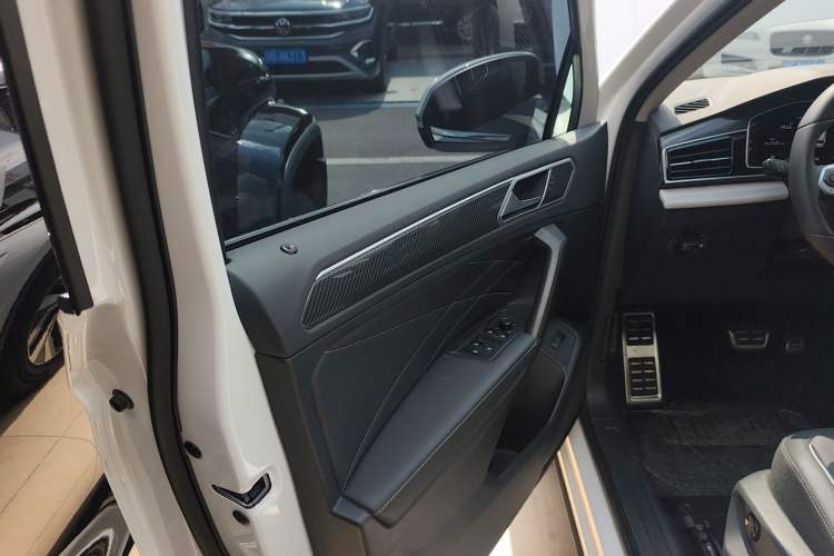 Used Volkswagen Tiguan L 2024 Outstanding Model 330TSI Automatic Two-Wheel Drive R-Line Dragon Glory Edition
