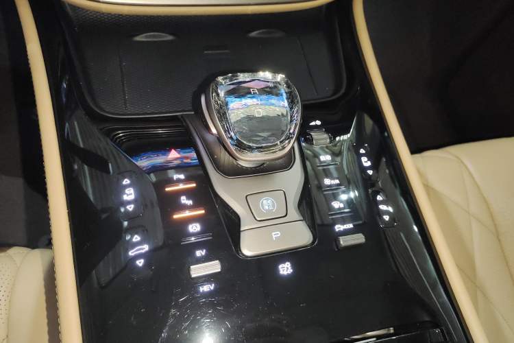 Used Denza D9 2022 DM-i 1040 Prestige Model
