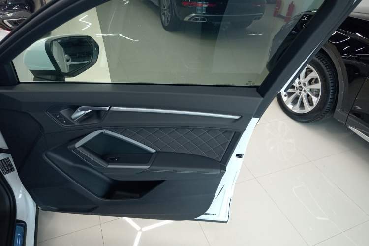 Used Audi Q3 2024 40 TFSI Fashion Dynamic Model
