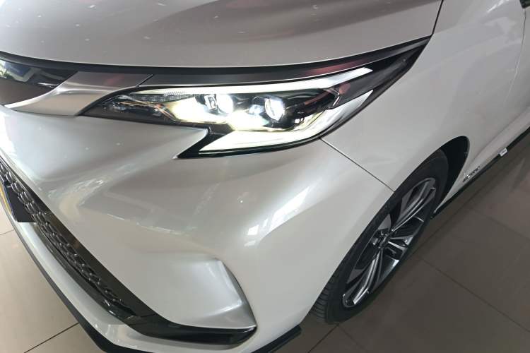 Used Toyota Granvia 2022 2.5L Hybrid Flagship Edition
