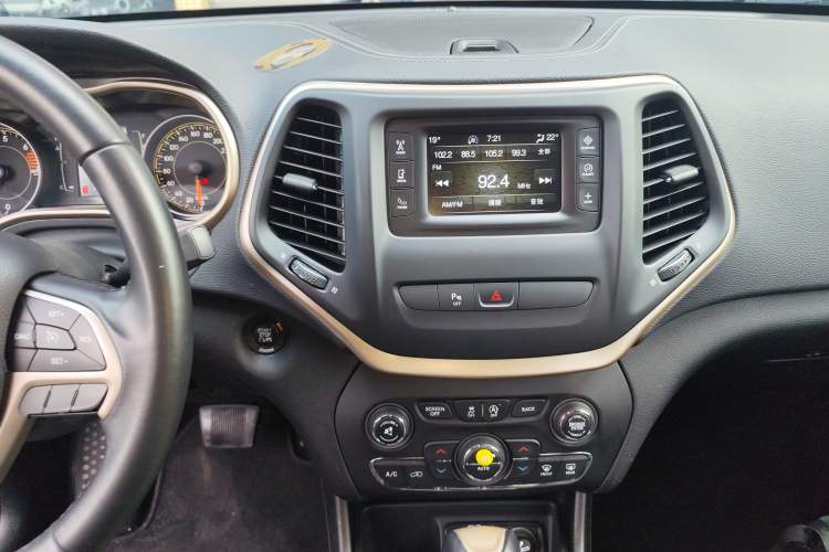 Used  Cherokee 2016 2.4L Leading Edition
