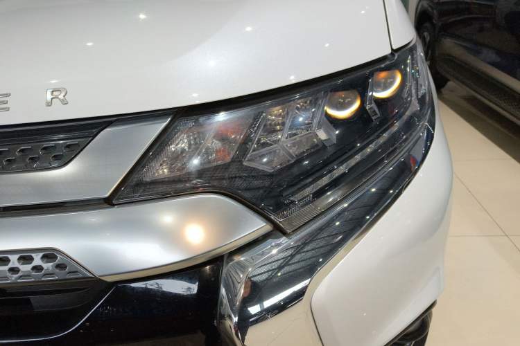 Used Mitsubishi Outlander 2019 2.4L Two-Wheel Drive ZhiXing Version 5 Seats China V Emission Standard
