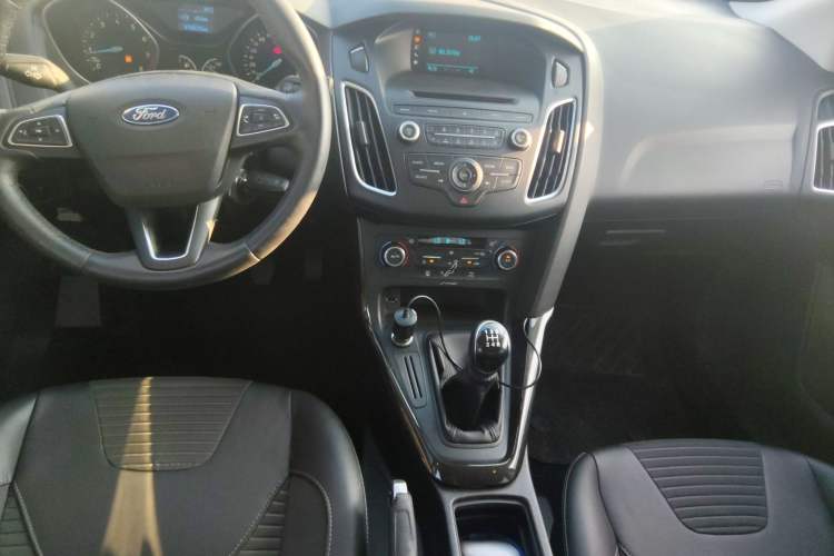 Used Ford Focus 2015 Sedan 1.6L Manual Fashion Edition
