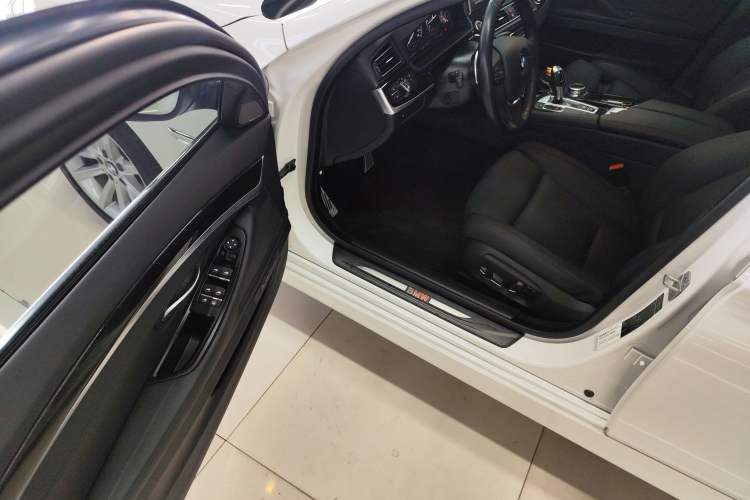 Used BMW 5 Series 2014 535Li Leading Model
