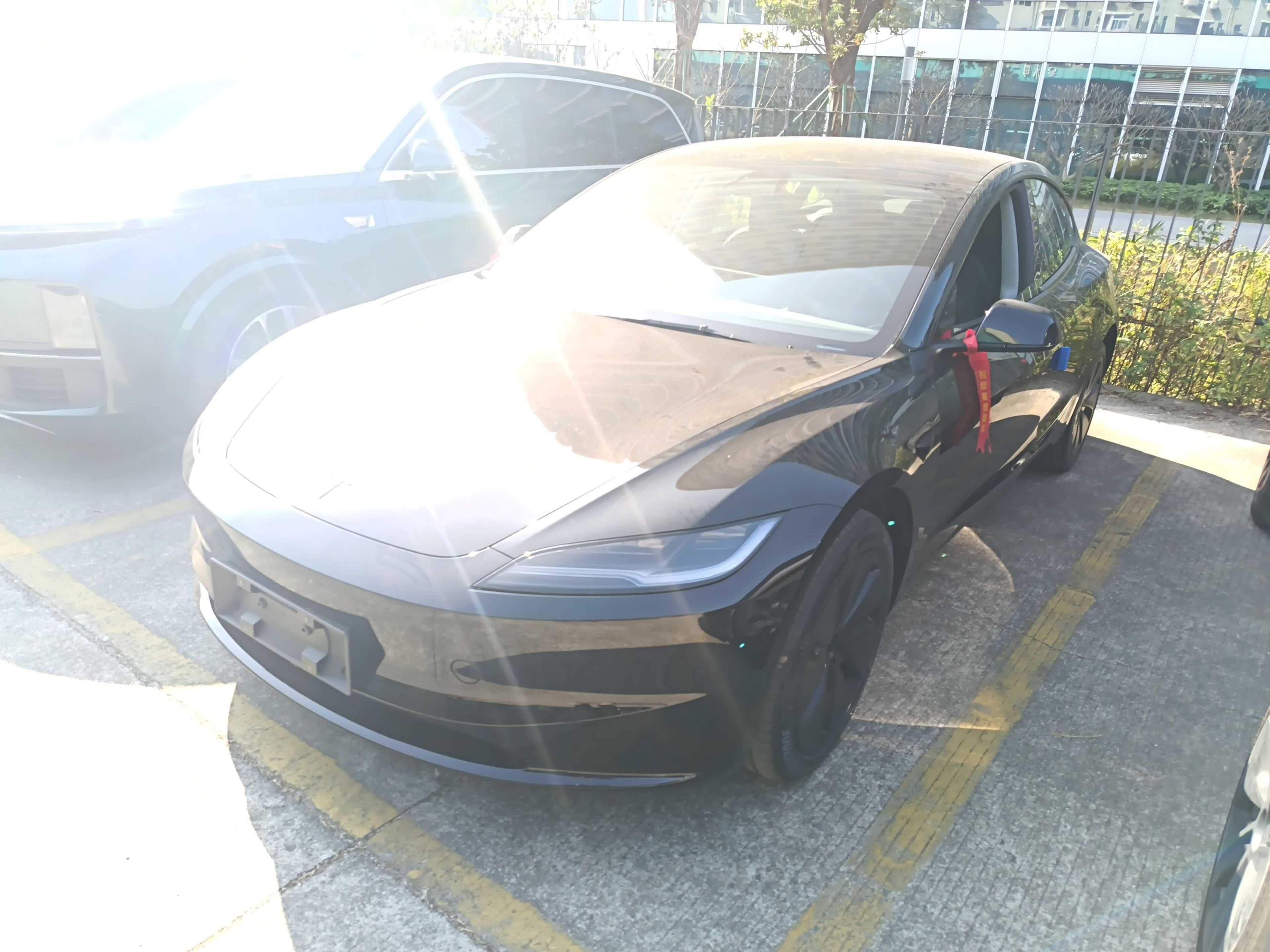 Под передней частью автомобиля