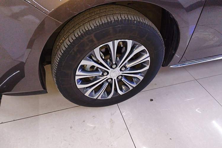 Used Buick GL8 2023 Facelifted Land Cruiser Executive Luxury Version
