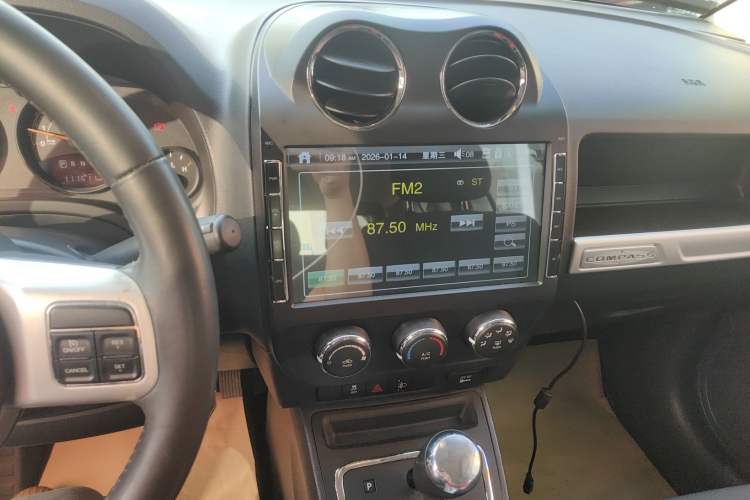 Used  Compass 2015 2.0L two-wheel drive sport version
