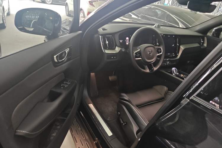 Used Volvo XC60 New Energy 2025 Plug-in Hybrid Long-Range All-Wheel Drive Zhiyuan Extreme Night Black Edition
