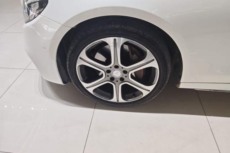 Used Mercedes-Benz E-Class 2016 E 300 L Sporty and Stylish Model
