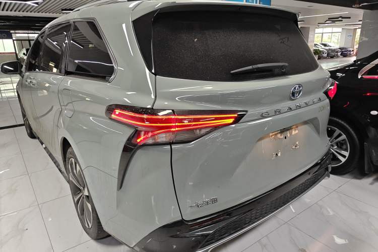 Used Toyota Granvia 2022 2.5L Hybrid Flagship Edition
