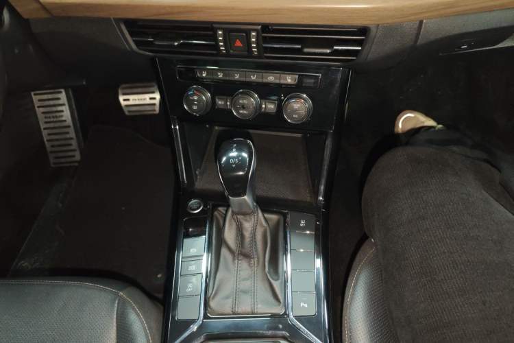 Used Volkswagen Passat 2019 330TSI Luxury Edition China VI Standard