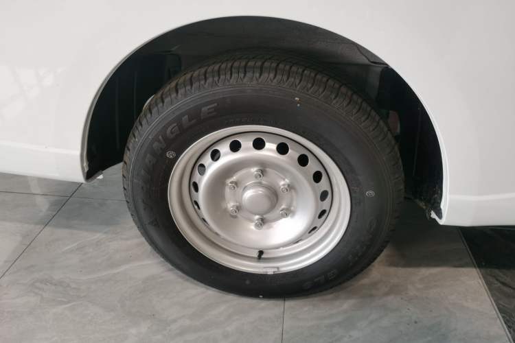 Used Wuling Yangguang 2024 300KM Comfort Version Passenger Van 75kW
