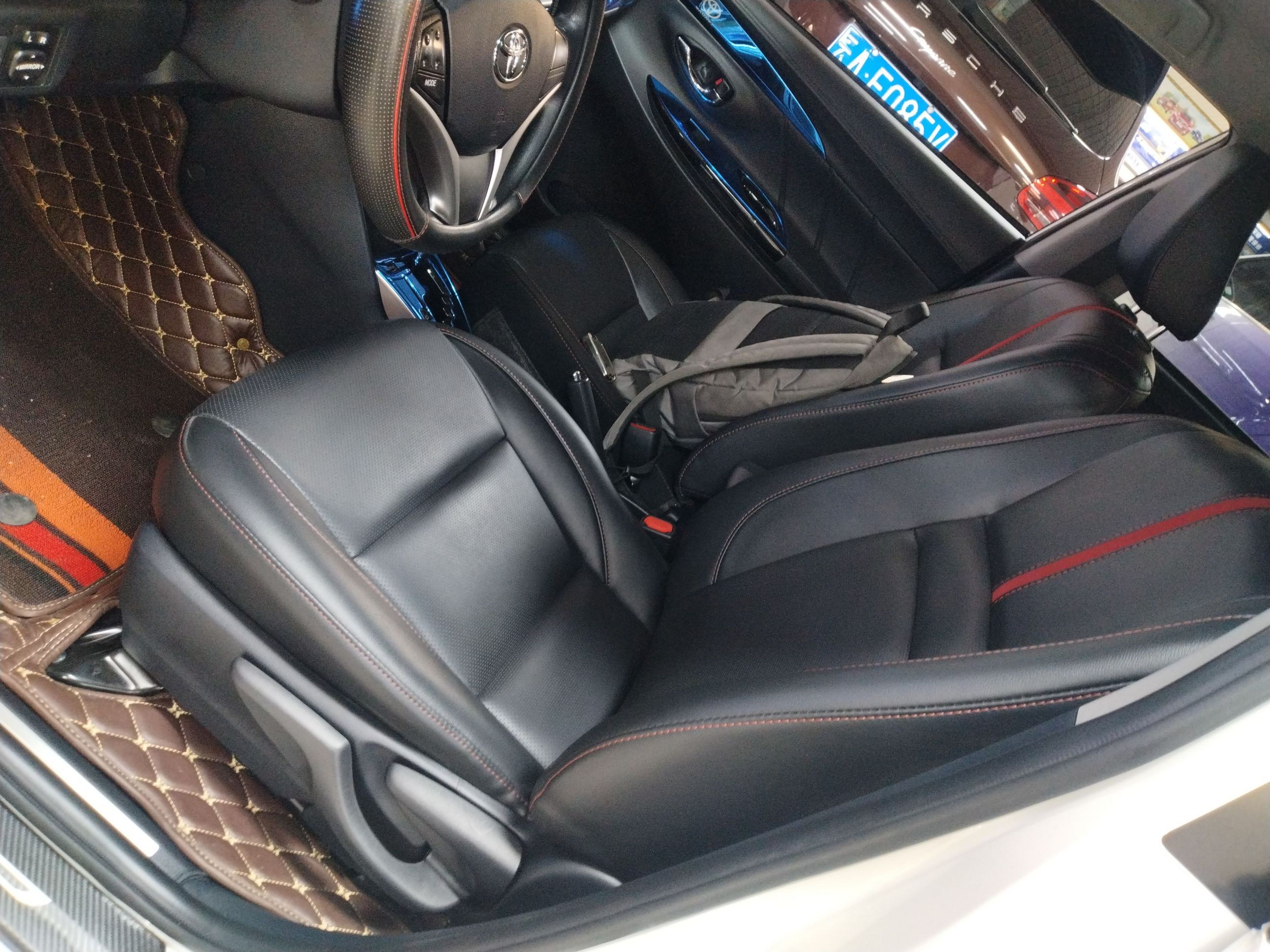 المقاعد الأمامية داخل السيارة