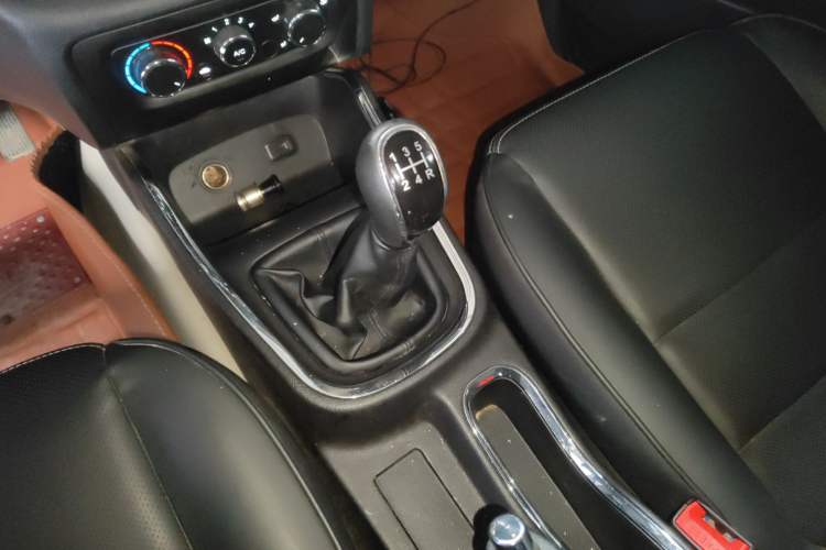 Used Jinbei Gold Hiace 2021 2.0L Passenger Van Travel Lion 7-Seater