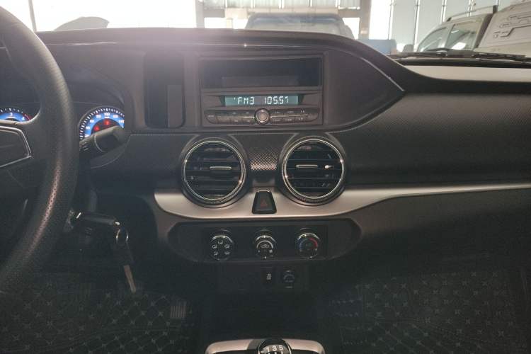 Used Dongfeng Ruichi 2023 2.4T Diesel Two-Wheel Drive Base Version YCY24165-61
