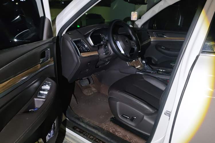 Used Roewe RX8 2018 30T Smart Connectivity Two-Wheel Drive Supreme Edition
