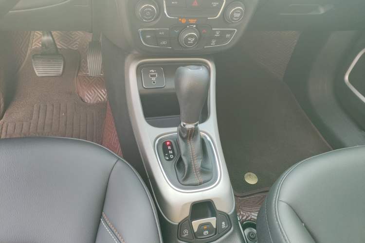 Used  Compass 2020 220T Automatic Leading Edition
