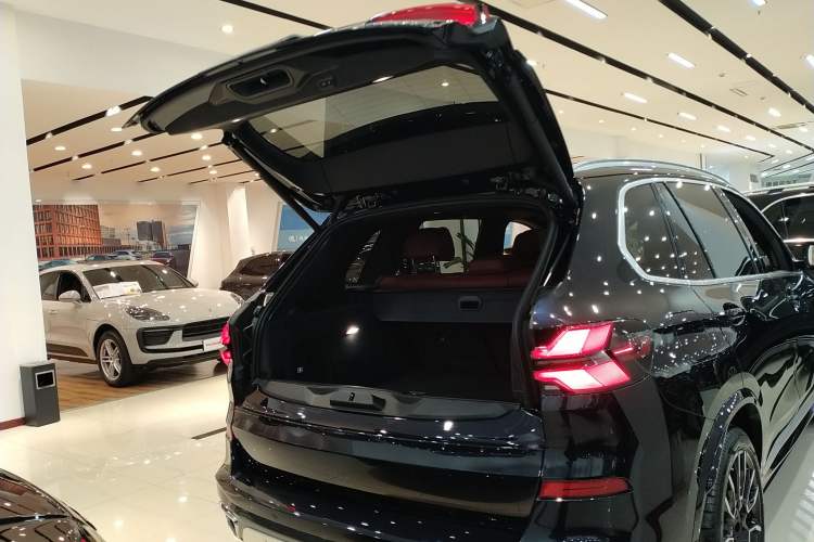 Used BMW X5 2023 xDrive 40Li M Sport Package