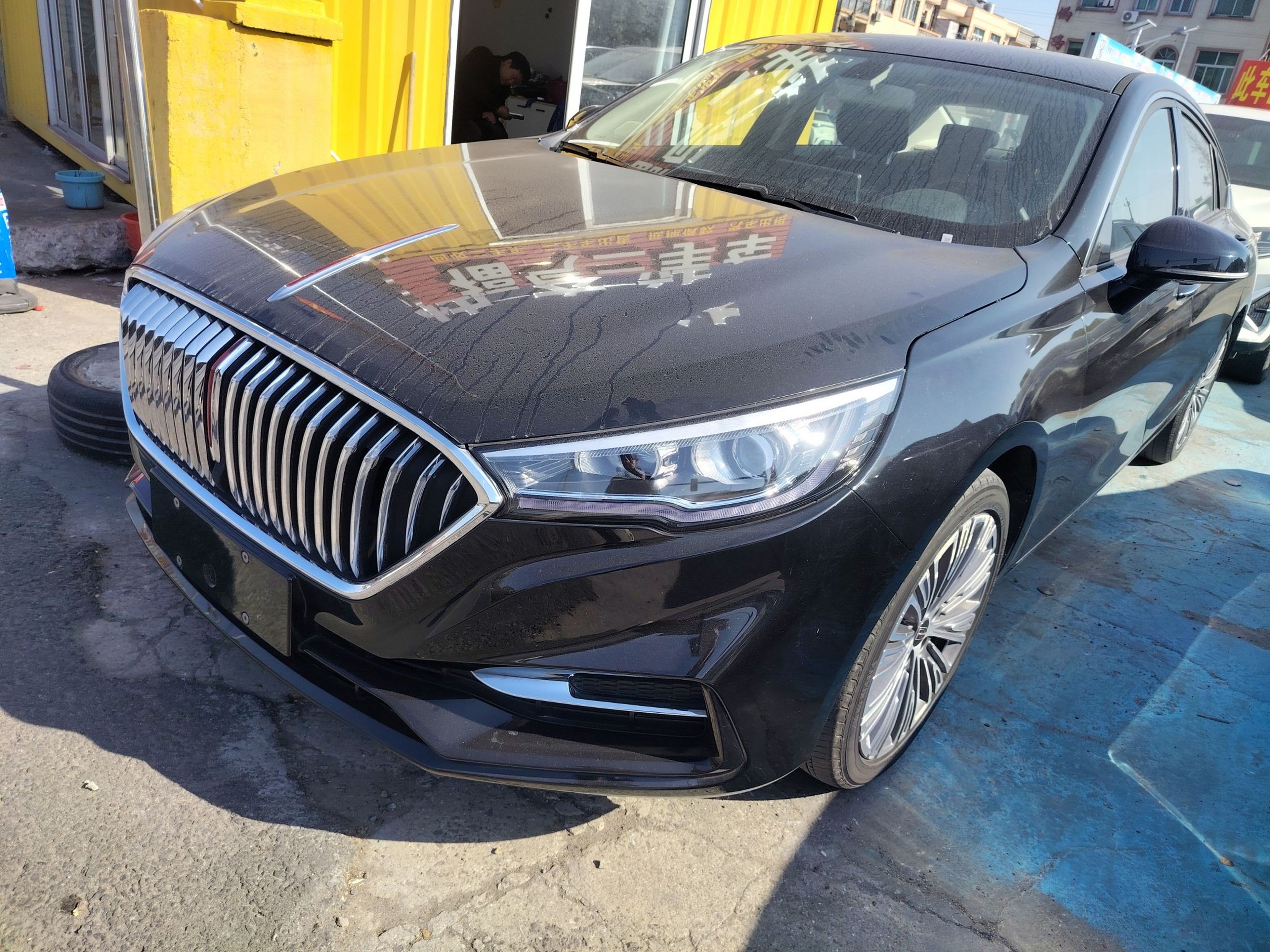 تحت مقدمة السيارة