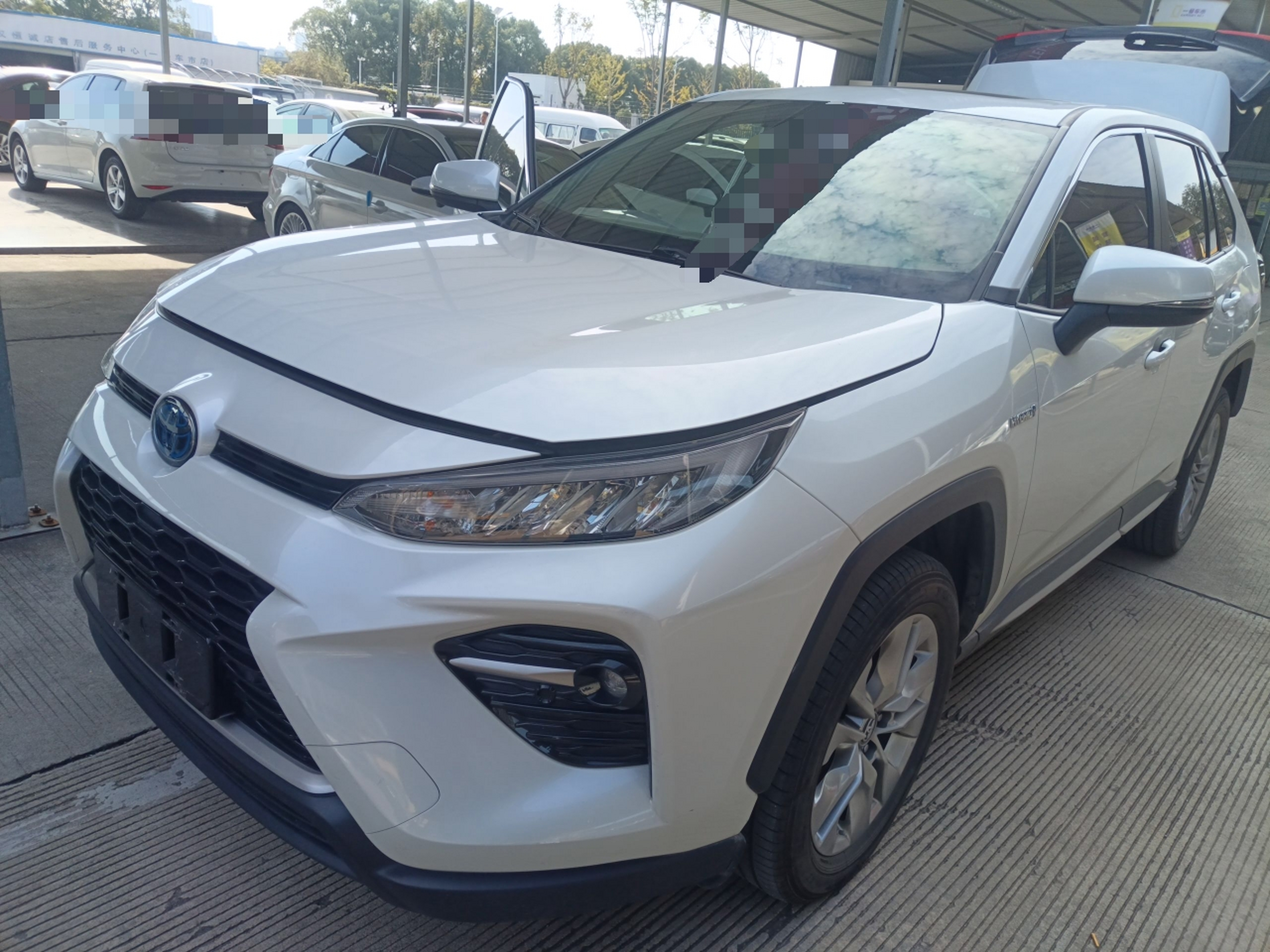 تحت مقدمة السيارة