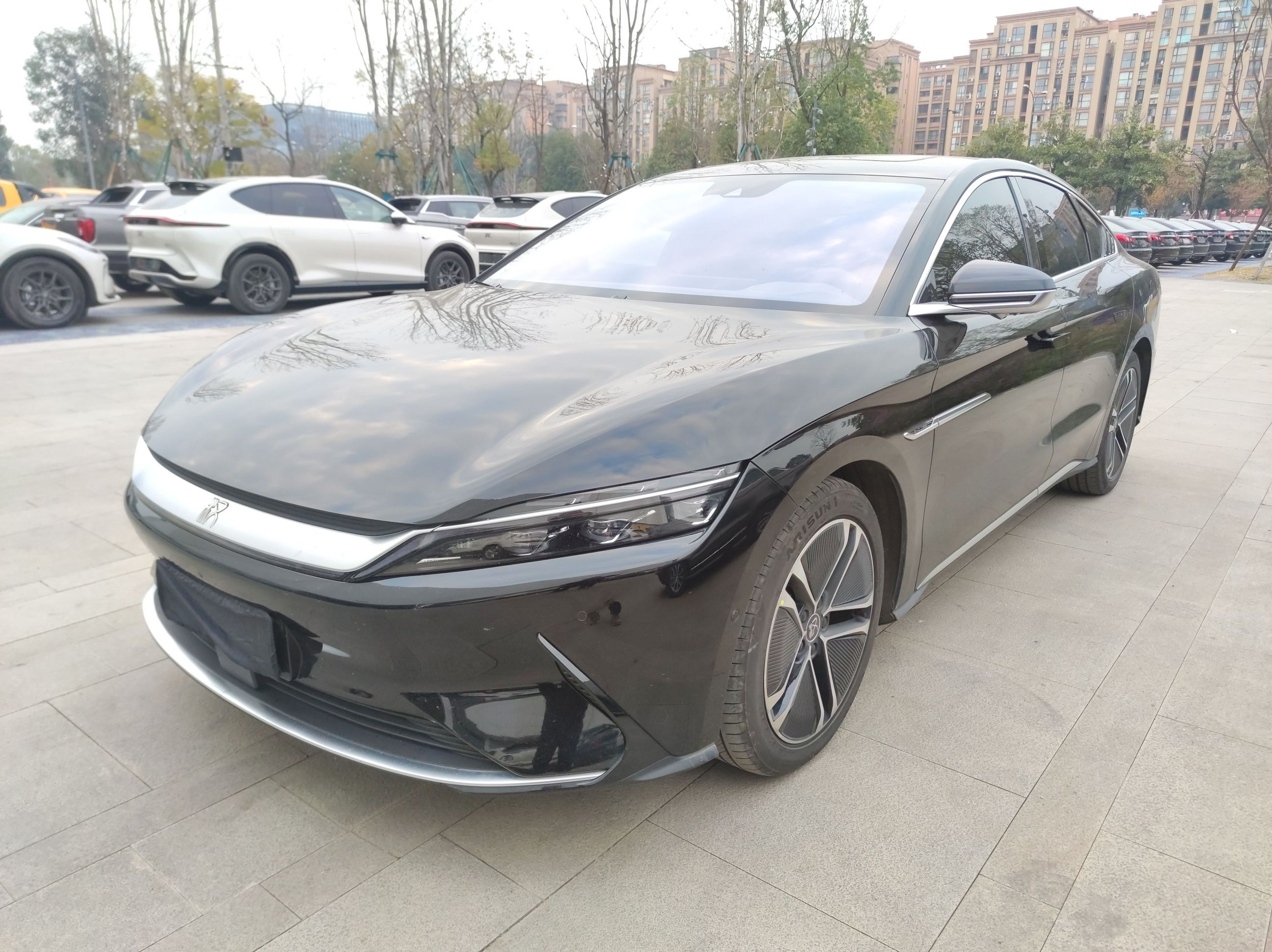 Под передней частью автомобиля