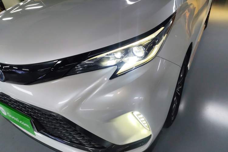 Used Toyota Granvia 2023 2.5L Hybrid Luxury Edition
