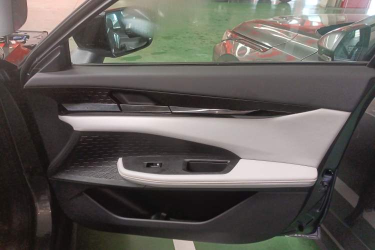 Used Changan UNI-V iDD 2024 Blue Whale Smart Electric iDD 136km ZhiKu Model