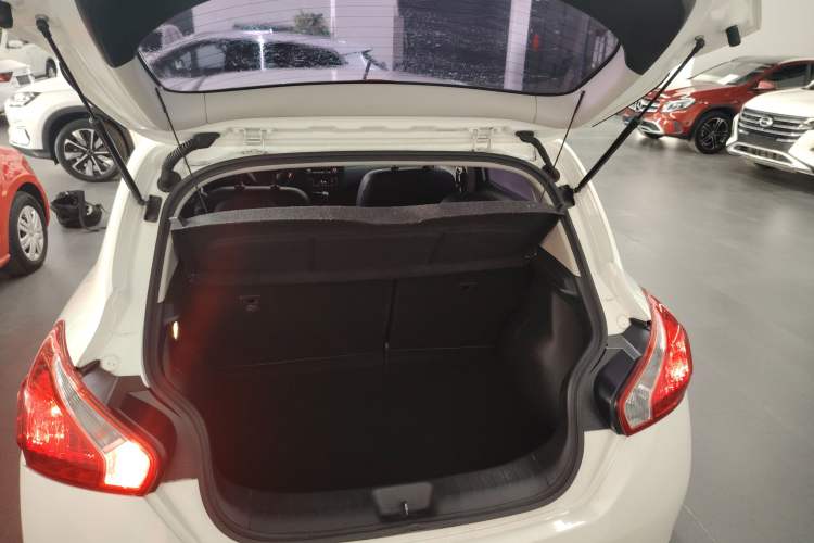 Used Nissan Tiida 2014 1.6L CVT Smart Model
