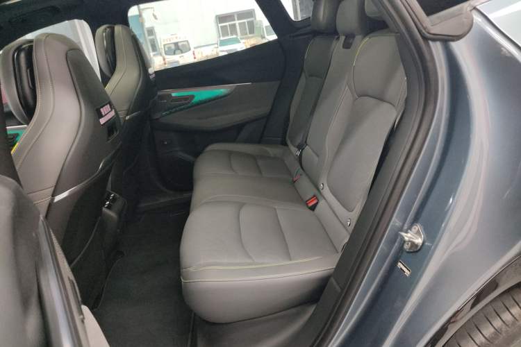 Used Lynk & Co 08 EM-P 2025 220 km All-Wheel-Drive Performance Halo
