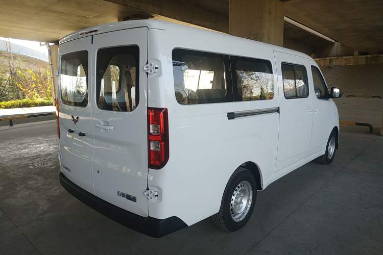 Used Wuling Yangguang 2024 300KM Comfort Version Passenger Van 75kW
