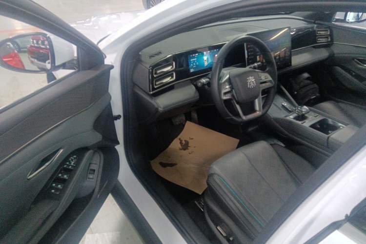 Used BYD Qin L 2025 DM-i Smart Drive 120KM Excellence Model
