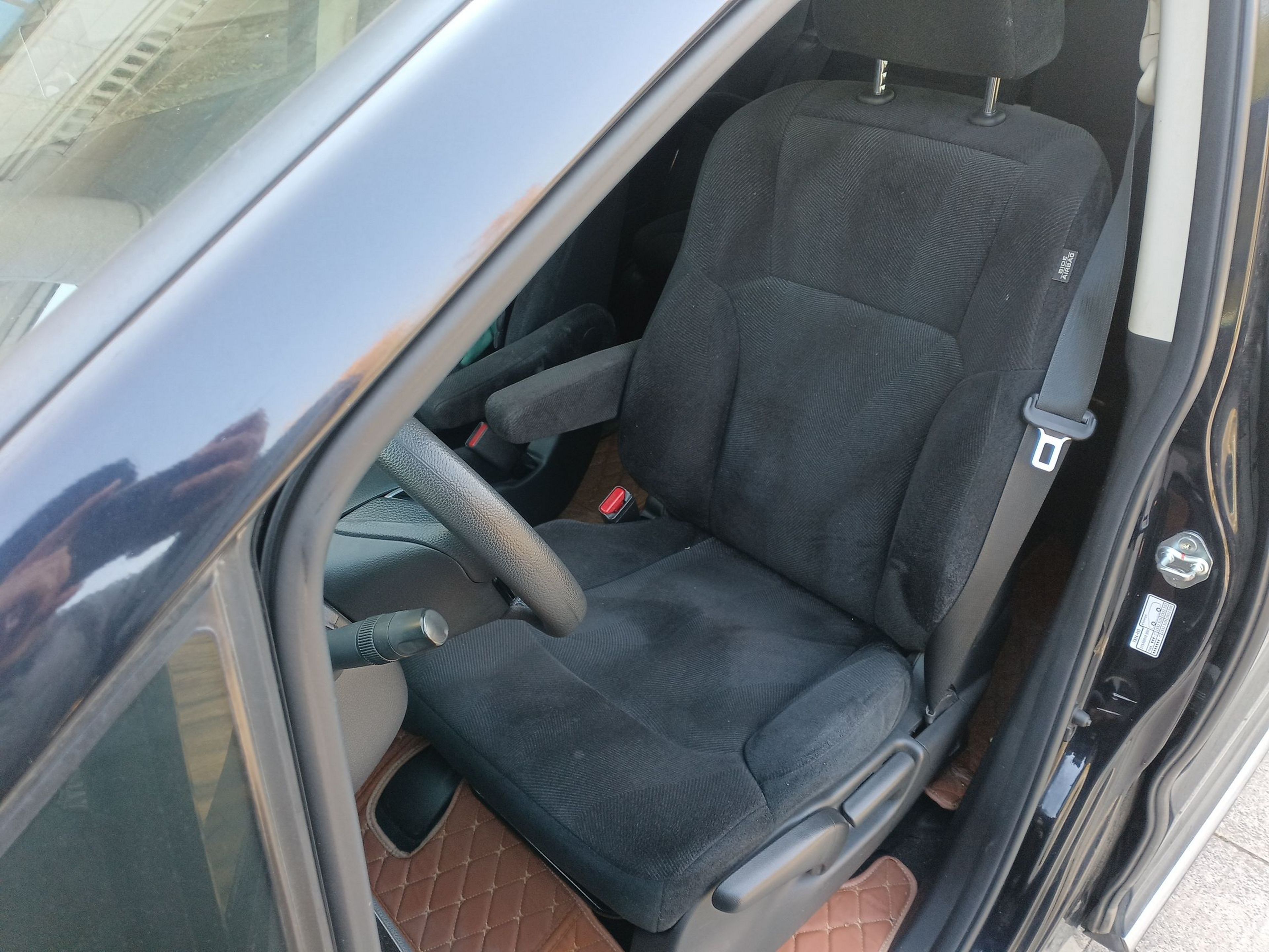 Переднее сиденье в автомобиле