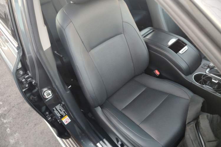 Used Toyota Highlander 2018 2.0T Two-Wheel Drive Luxury Edition 7 Seats China VI Standard
