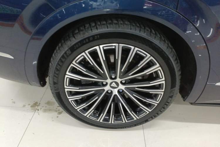 Used  S09 2025 Four-Wheel Drive Ultra+ Custom Edition
