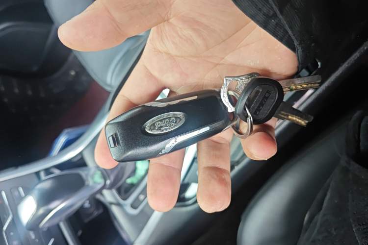 Used Ford Edge 2015 2.0T GTDi Two-Wheel-Drive High-Line Version