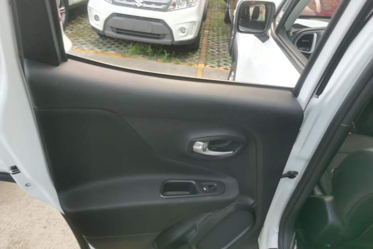 Used  Renegade 2019 220T Automatic Leading Edition
