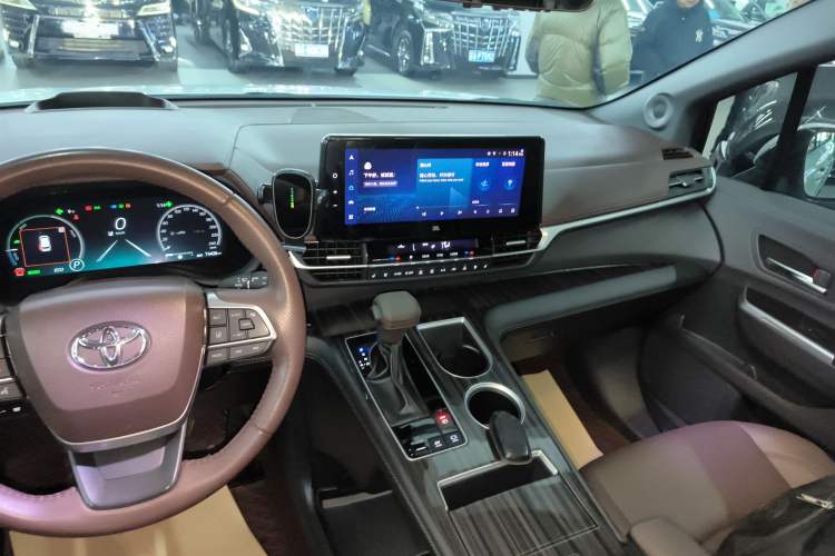 Used Toyota Sienna 2023 2.5L Hybrid Platinum Edition
