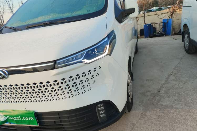 Used SAIC MAXUS Xintu V70 2023 2.0T Elite Edition Automatic Long Wheelbase Low Roof – 6/7 Seats